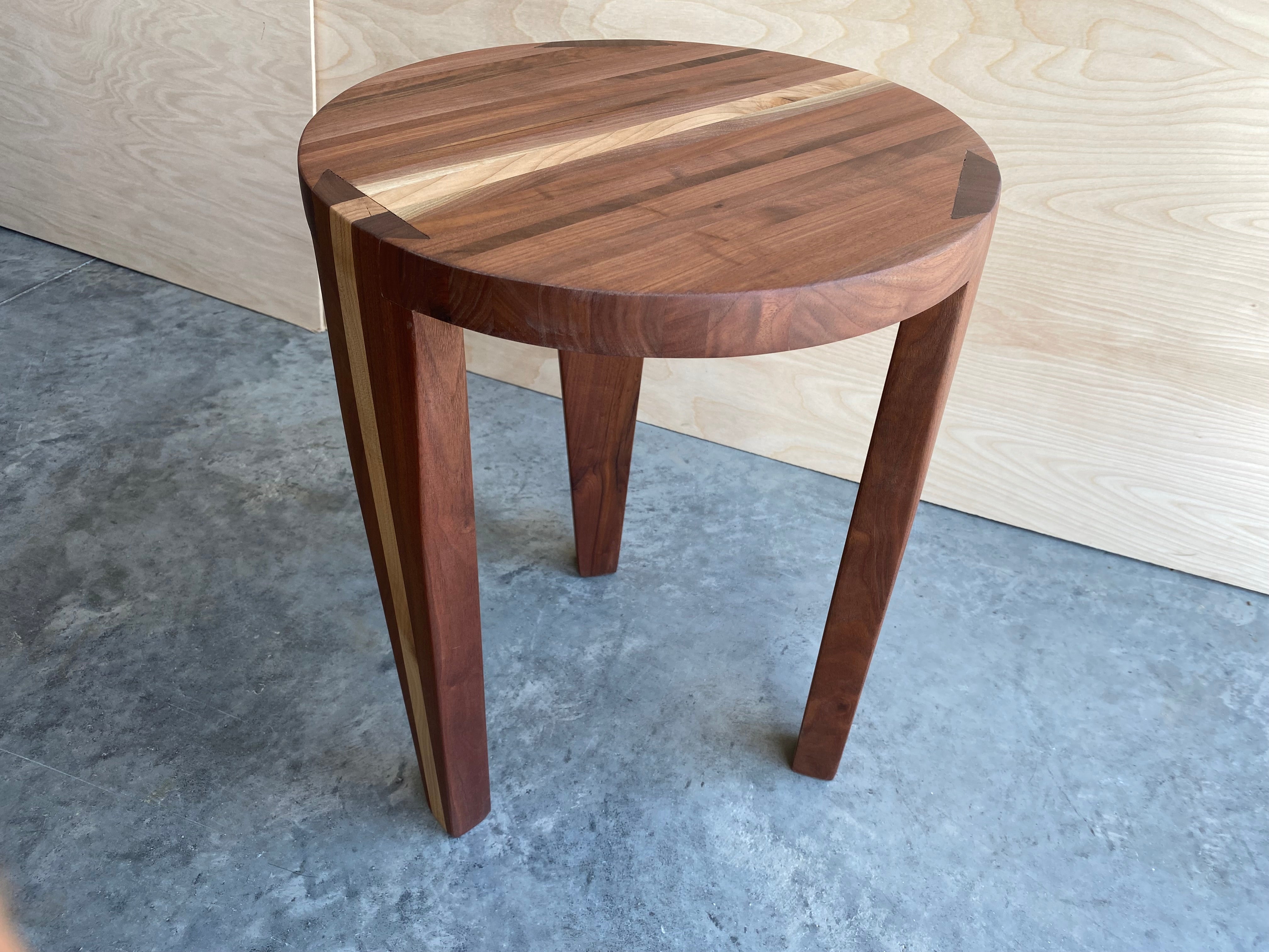 Round End Table | Walnut | Striped | Dovetail |