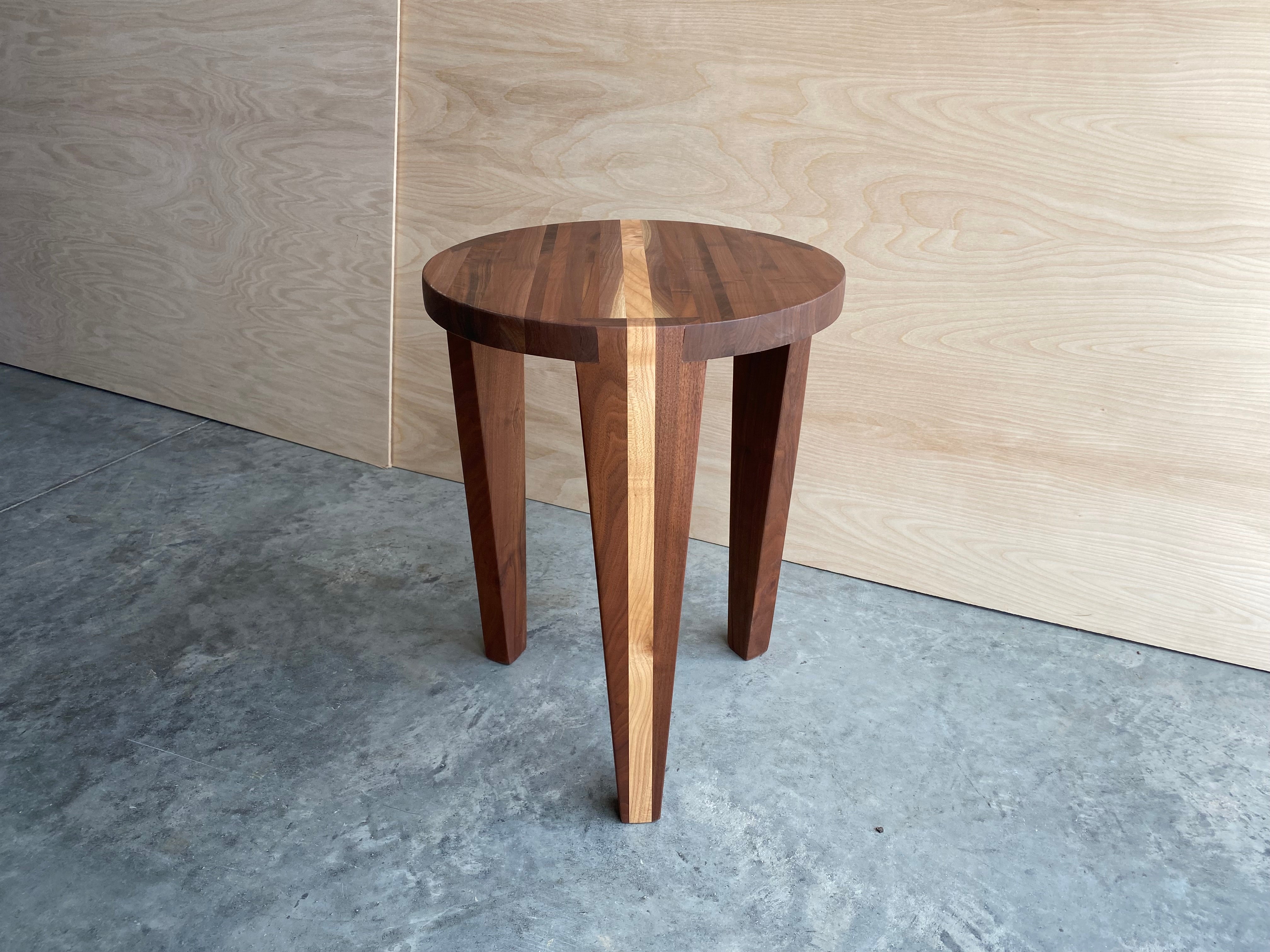 Round End Table | Walnut | Striped | Dovetail |