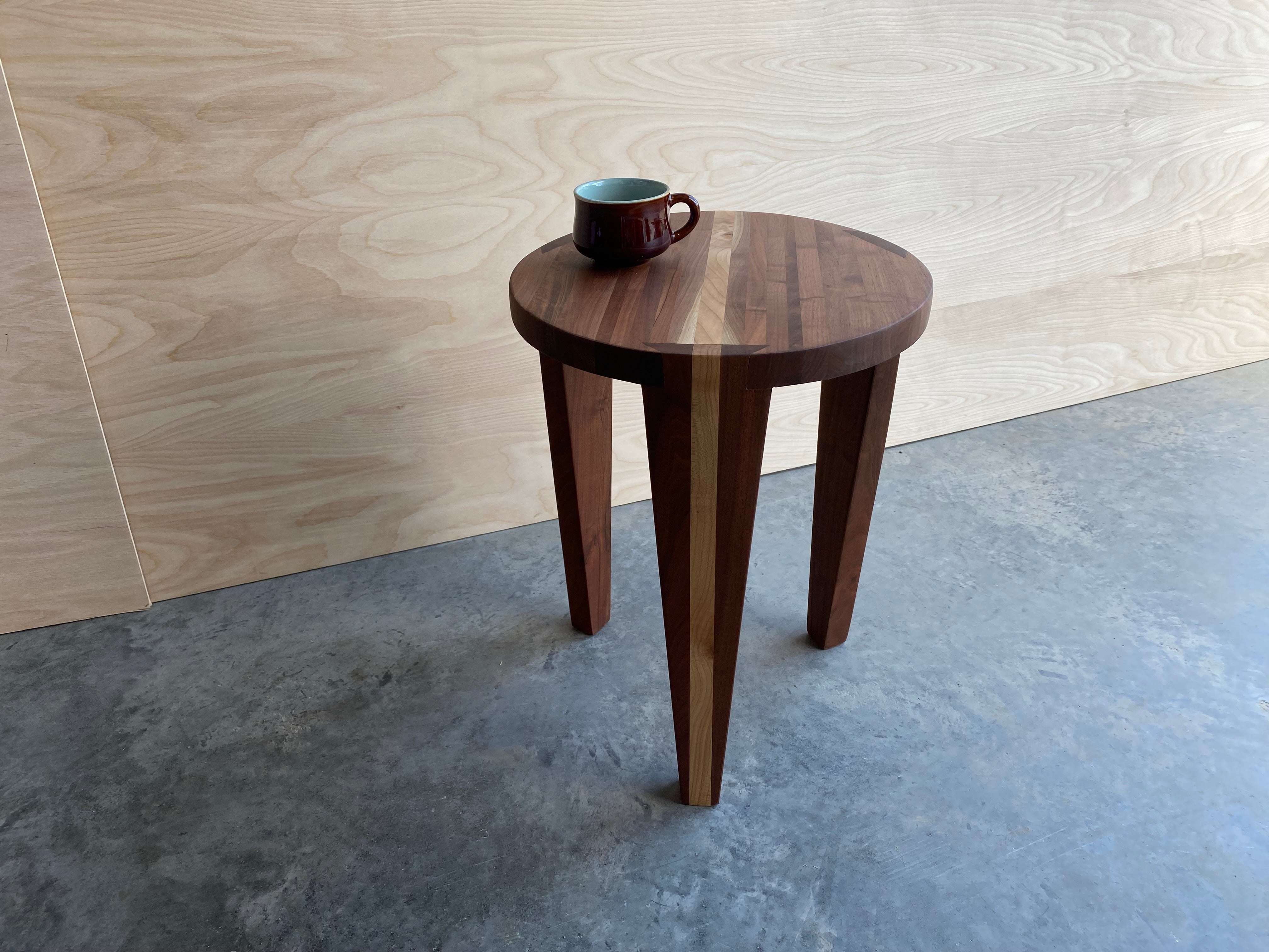 Round End Table | Walnut | Striped | Dovetail |